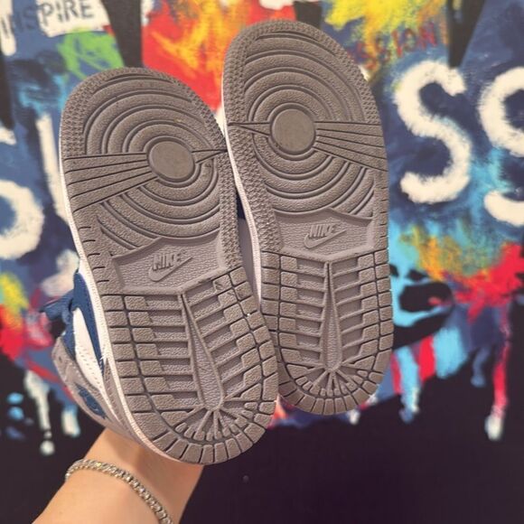 Kids Jordan 1 Retro High OG - Picture 6 of 7